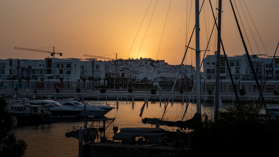 مالاباتا مقابل مارينا باي: أفضل المناطق المطلة على الواجهة البحرية في طنجة